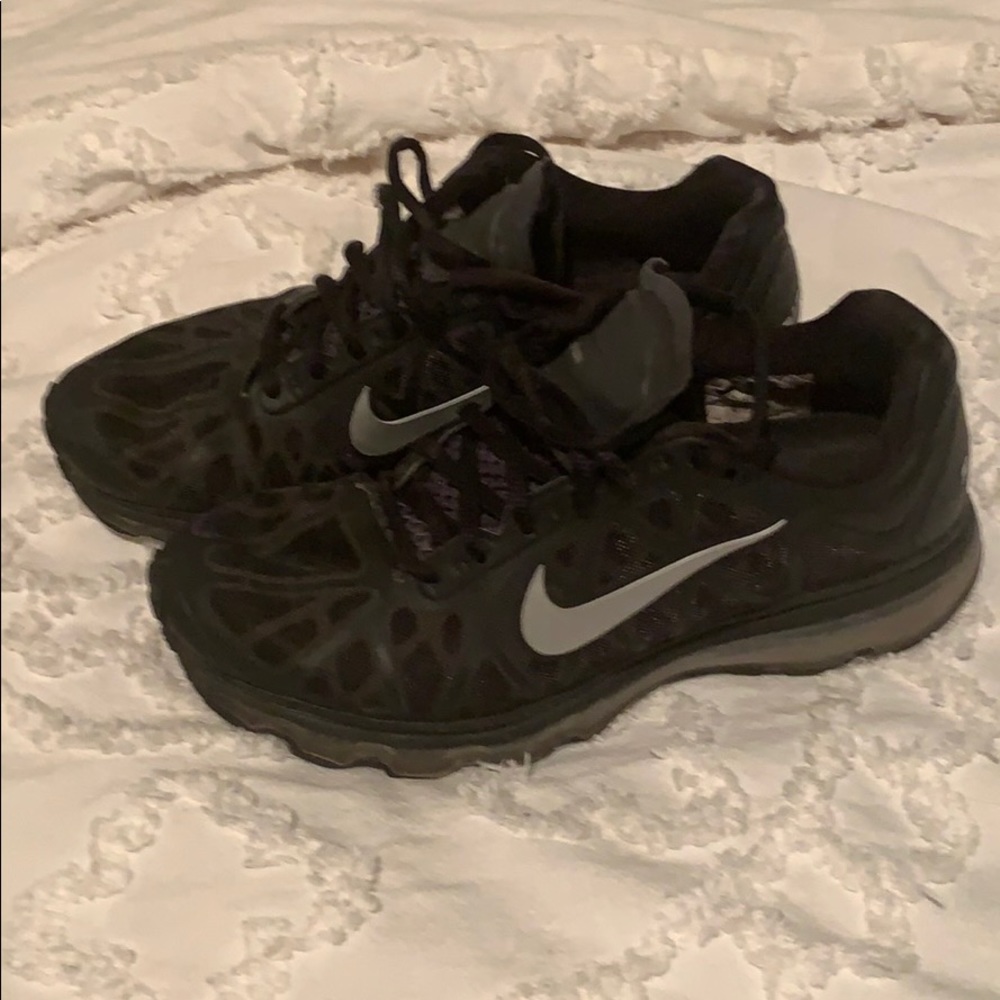 Women’s black Nike Airmax